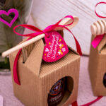 Zestaw na Walentynki upominkowy w kartoniku z jednym miodem i łyżeczką