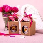 Zestaw upominkowy na Walentynki w kartoniku z jednym miodem ze znakiem zodiaku i łyżeczką