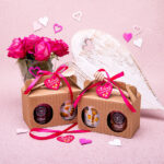 Zestaw upominkowy na Walentynki w kartoniku z dwoma miodami tradycyjnym lub smakowym i ze znakiem zodiaku i łyżeczką