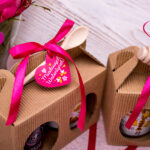 Zestaw upominkowy na Walentynki w kartoniku z dwoma miodami tradycyjnym lub smakowym i ze znakiem zodiaku i łyżeczką