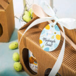 Zestaw upominkowy na Wielkanoc w kartoniku z dwoma miodami tradycyjnym lub smakowym i ze znakiem zodiaku i łyżeczką
