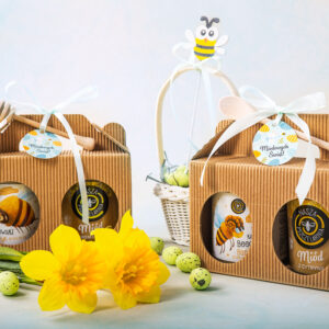 Zestaw upominkowy na Wielkanoc w kartoniku z dwoma miodami tradycyjnym lub smakowym i ze znakiem zodiaku i łyżeczką