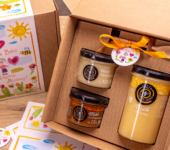 1 duży miód i 2 miodki w pudełku na Dzień Babci i Dziadka