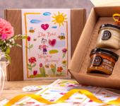 1 duży miód i 2 miodki w pudełku na Dzień Babci i Dziadka