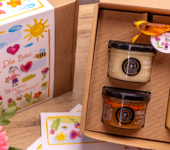 1 duży miód i 2 miodki w pudełku na Dzień Babci i Dziadka