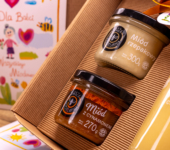 1 duży miód i 2 miodki w pudełku na Dzień Babci i Dziadka