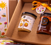 2 miody w pudełku na Dzień Babci i Dziadka z 1 znakiem zodiaku