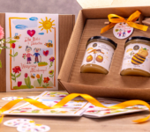 2 miody w pudełku na Dzień Babci i Dziadka z 2 znakami zodiaku