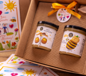 2 miody w pudełku na Dzień Babci i Dziadka z 2 znakami zodiaku