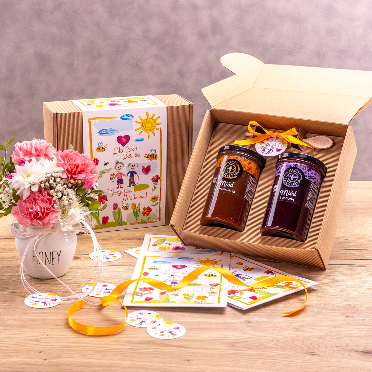 2 duże miody w pudełku na Dzień Babci i Dziadka