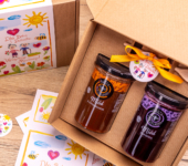 2 duże miody w pudełku na Dzień Babci i Dziadka