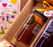 2 duże miody w pudełku na Dzień Babci i Dziadka