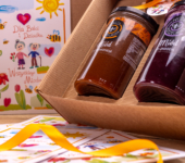 2 duże miody w pudełku na Dzień Babci i Dziadka