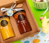 2 duże miody w pudełku na Wielkanoc